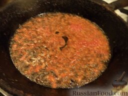 Паста с кальмарами: Разогреть сковороду, налить растительное масло. В горячее масло выложить помидоры. Жарить на большом огне, помешивая, 1 минуту.