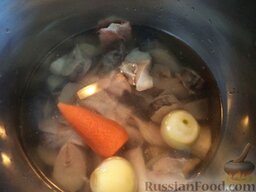 Заливное из судака: Рыбу выложить в кастрюлю. Очистить и помыть лук и морковь. Добавить в кастрюлю. Залить холодной водой (воды должно быть на 2 пальца выше рыбы).