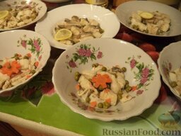 Заливное из судака: В тарелки выложить рыбу, украсить по желанию (например, горошком, морковью и т.п.).