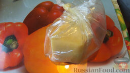 Сырный рулет: Смазываем полиэтиленовый пакетик внутри растительным маслом. Кладем в него сыр и завязываем пакет. И заворачиваем все еще в один пакет.