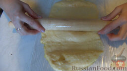 Сырный рулет: Выкладываем сыр на пищевую пленку и раскатываем его в пласт.