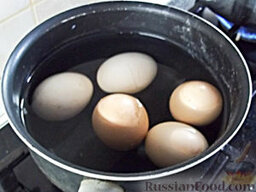 Окрошка на бульоне: Отварите картофель и яйца.