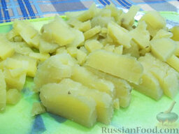 Окрошка на бульоне: Затем картофель очистите, порежьте кубиками и отправьте в кастрюлю.