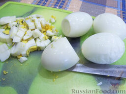 Окрошка на бульоне: Яйца также очистите, порежьте и отправьте вслед за картофелем.
