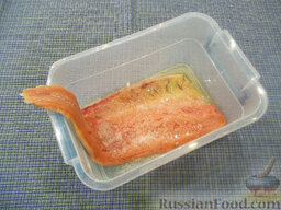 Слабосоленая горбуша: Положите в него одно филе рыбы и присыпьте его солевой смесью.