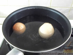 Борщ со щавелем и лебедой: Пока бульон варится, примемся за подготовку остальных продуктов.  Яйца поставим вариться.