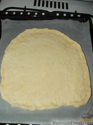Пицца "Быстринка": Раскатали и выложили тесто на смазанную растительным маслом пергаментную бумагу