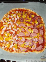Пицца "Быстринка": уложили ветчину, колбасу, салями, сладкий перец