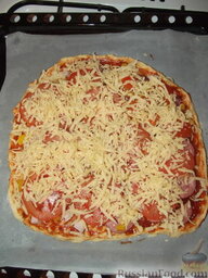 Пицца "Быстринка": Посыпали тертым сыром и отправили в духовку, разогретую до 200 гр. на 25-30 мин.