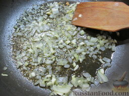 Соус для пасты (из королевских креветок): Лук порезать мелкими кубиками и обжарить на сливочном масле.