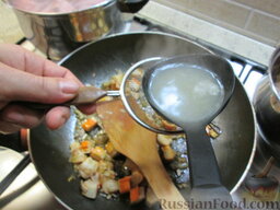 Соус для пасты (из королевских креветок): Профильтрованный рыбный бульончик вливаем в соус, тушим соус 5-7 минут. Проверяем на соль.