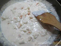 Соус для пасты (из королевских креветок): Добавляем сливки и тушим соус для пасты с креветками еще 2 минуты.