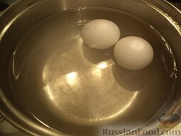 Селедка под шубой со скумбрией: Яйца вымыть, залить в кастрюле водой, поставить на огонь, довести до кипения. Варить вкрутую - на среднем огне 10 минут. Воду слить, залить яйца холодной водой, охладить.