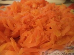 Селедка под шубой со скумбрией: Морковь очистить, натереть на крупной терке.