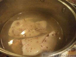 Салат из кальмаров "Почти оливье": Кальмаров разморозить, промыть в холодной воде. Выложить их в кастрюлю. Вскипятить чайник. Залить кальмаров кипятком. Поставить кастрюлю на огонь. Варить 3 минуты. Промыть в холодной воде и очистить.
