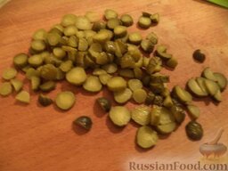 Салат из кальмаров "Почти оливье": Огурцы нарезать кусочками или кубиками.