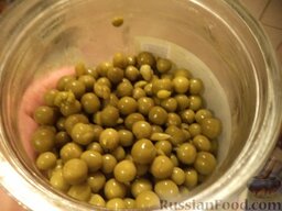 Салат из кальмаров "Почти оливье": Открыть баночку горошка, слить жидкость.