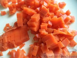 Салат из кальмаров "Почти оливье": Морковь очистить, нарезать кубиками.