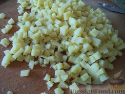 Салат из кальмаров "Почти оливье": Картофель очистить, нарезать кубиками.