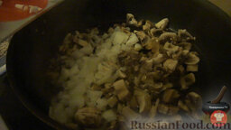Салат "Рождественский сапожок": Обжариваем грибы с луком примерно 10 минут.