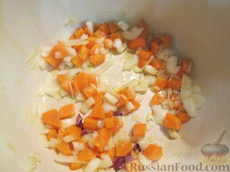 Гороховый суп с копченостями, грибами и маринованными овощами: Лук и морковь нарезаем мелким кубиком и обжариваем на масле в непригораемой кастрюльке.