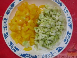 Рис с овощами и копченой индейкой: Как приготовить рис с овощами и копченой индейкой:    Перец порезать кубиками. Цветную капусту разобрать на маленькие соцветия.