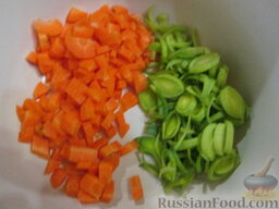 Рис с овощами и копченой индейкой: Морковь порезать кубиками. Лук-порей - колечками.