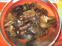 Овощи по-китайски с грибами муэр: Для того, чтобы использовать их для приготовления, нужно заранее замочить грибы в не очень горячей воде. Дать постоять около 2-х часов. Грибы увеличиваются в объеме в 6-8 раз!