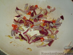 Овощи по-китайски с грибами муэр: В сковороде-вок разогреваем масло. Обжариваем чеснок, имбирь и острый перчик.