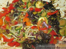 Овощи по-китайски с грибами муэр: Вливаем подготовленный соус. Проверяем на вкус и тушим овощи по-китайски 5 минут.