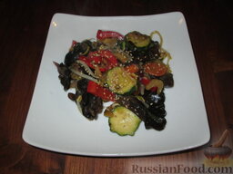 Овощи по-китайски с грибами муэр: Подаем овощи по-китайски с кунжутными семечками, поджаренными на сухой сковороде.   Приятного аппетита!!