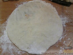 Пироги "а-ля осетинские" с тыквой: Осторожно руками придавливаем шарик, пока не получится большая лепешка с начинкой внутри.