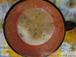 Фалафель: Готовим соус для фалафеля. Смешиваем йогурт или сметану, натертый огурец без кожицы, выдавленный чеснок. Солим, перчим по вкусу.