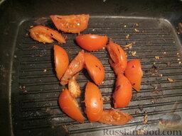 Осьминог с артишоками гриль: Помидоры разрезать на крупные дольки, подсолить и тоже обжарить на сковороде-гриль 3-4 минуты.