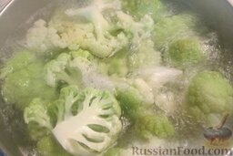 Паста с цветной капустой и беконом: Тем временем мы отварили цветную капусту. Перекладываем ее на сковороду. Воду не выливать, в ней мы будем варить пасту.