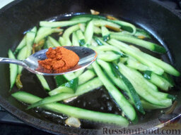 Салат из жареных огурцов по-корейски: Добавим красный перец. У меня была сухая специя, но можно использовать небольшой стручок свежего острого перца.
