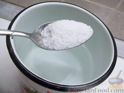 Огурцы малосольные: Воду подогрейте и разведите в ней соль. Перемешайте хорошо, чтобы соль полностью растворилась.