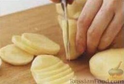 Жареная курица с картофелем и грушами: Нарезанный картофель.