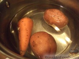 Винегрет с сельдью: Картофель и морковь помыть, выложить в кастрюлю, залить холодной водой, поставить на огонь, довести до кипения. Варить на небольшом огне до готовности (20-25 минут). Воду слить. Охладить.