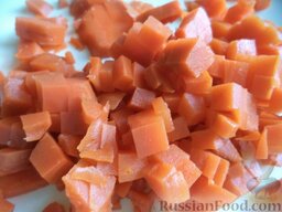 Винегрет с сельдью: Морковь очистить, нарезать кубиками.