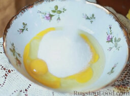 Манник с кокосом: В отдельной посуде яйца смешать с сахаром. Взбить миксером.