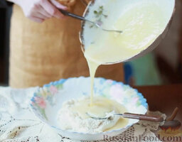 Манник с кокосом: Добавить яичную смесь в манку.