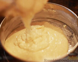 Манник с кокосом: Включить духовку. Форму смазать сливочным маслом. Влить в форму тесто.