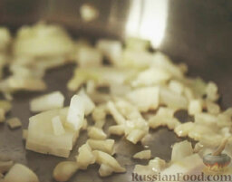 Лисички с картошкой: Разогреть на сковороде растительное масло. Выложить лук и чеснок, обжарить.