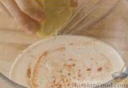 Салат с креветками, яйцами и помидорами: В соус-заправку для салата добавляется свежевыжатый лимонный сок.