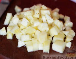 Курица с ананасом и травами (по-гавайски): Мякоть ананаса нарезать небольшими кубиками.