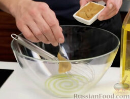 Салат с брокколи а-ля Нисуаз: Делаем заправку для салата из брокколи. Для этого горчицу смешиваем с соком половинки лимона.