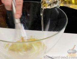 Салат с брокколи а-ля Нисуаз: Добавляем соль, перец и тщательно перемешиваем с оливковым маслом.