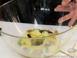 Салат с брокколи а-ля Нисуаз: Затем добавляем маслины и оливки.