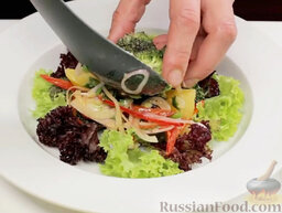 Салат с брокколи а-ля Нисуаз: На тарелку выкладываем, чередуя цвета, салатные листья. На них горкой - заправленный салат.